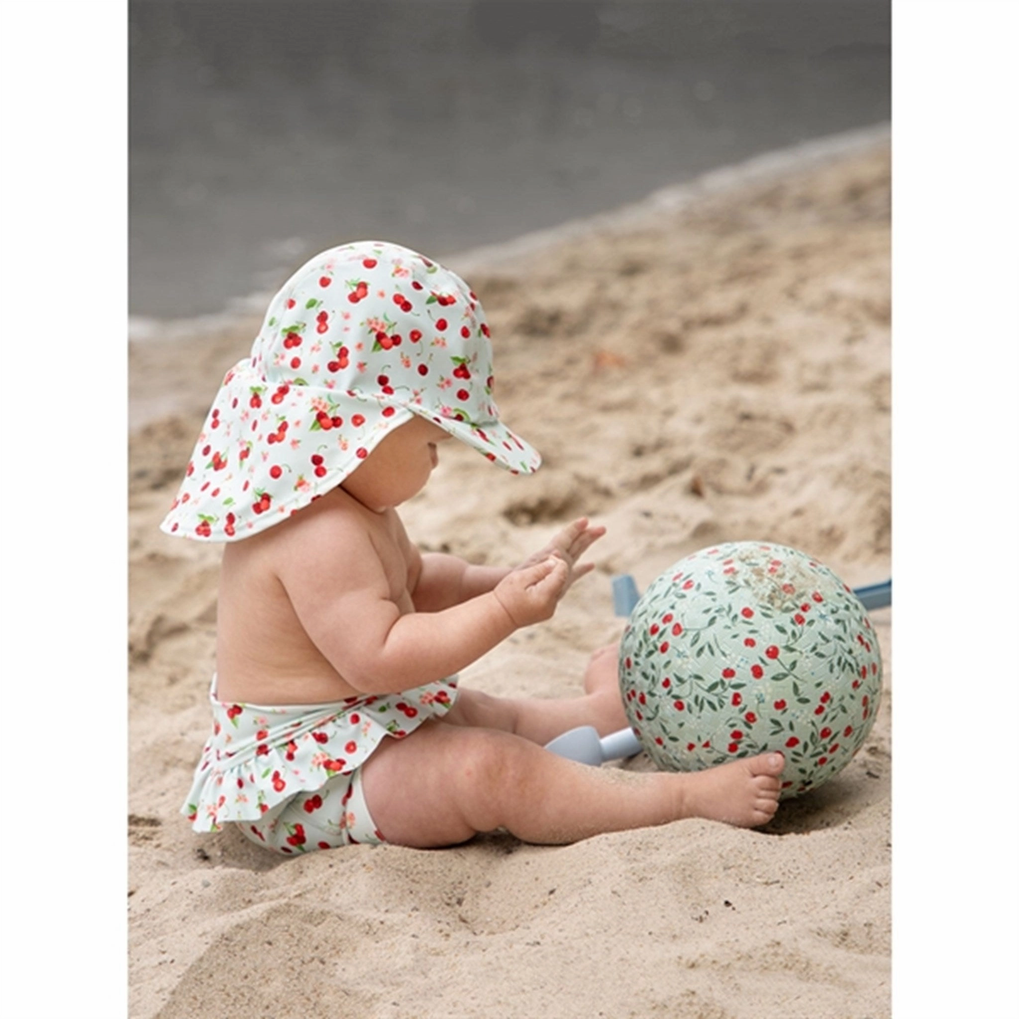 Silicone Grips Sunny Beach Day Hust & Claire Wan Blue Harumi Swimpants