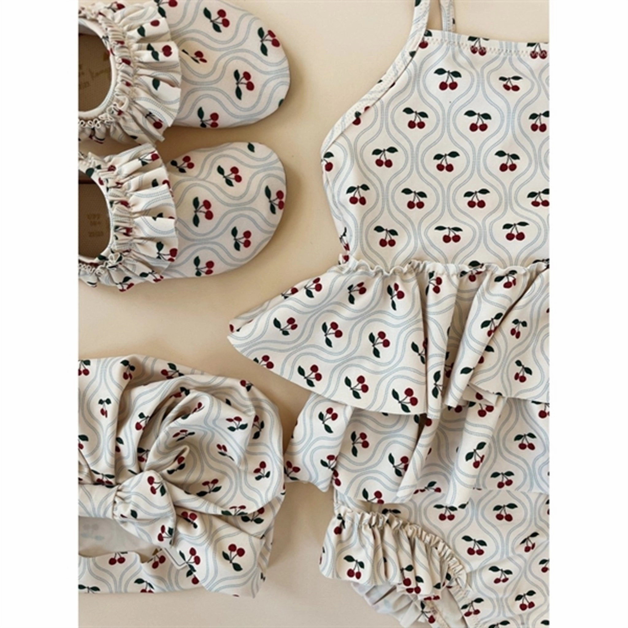 Konges Sl?jd Manuca Frill Swim Suit Cherry Motif Glow In Dark Accents Trendy-Design