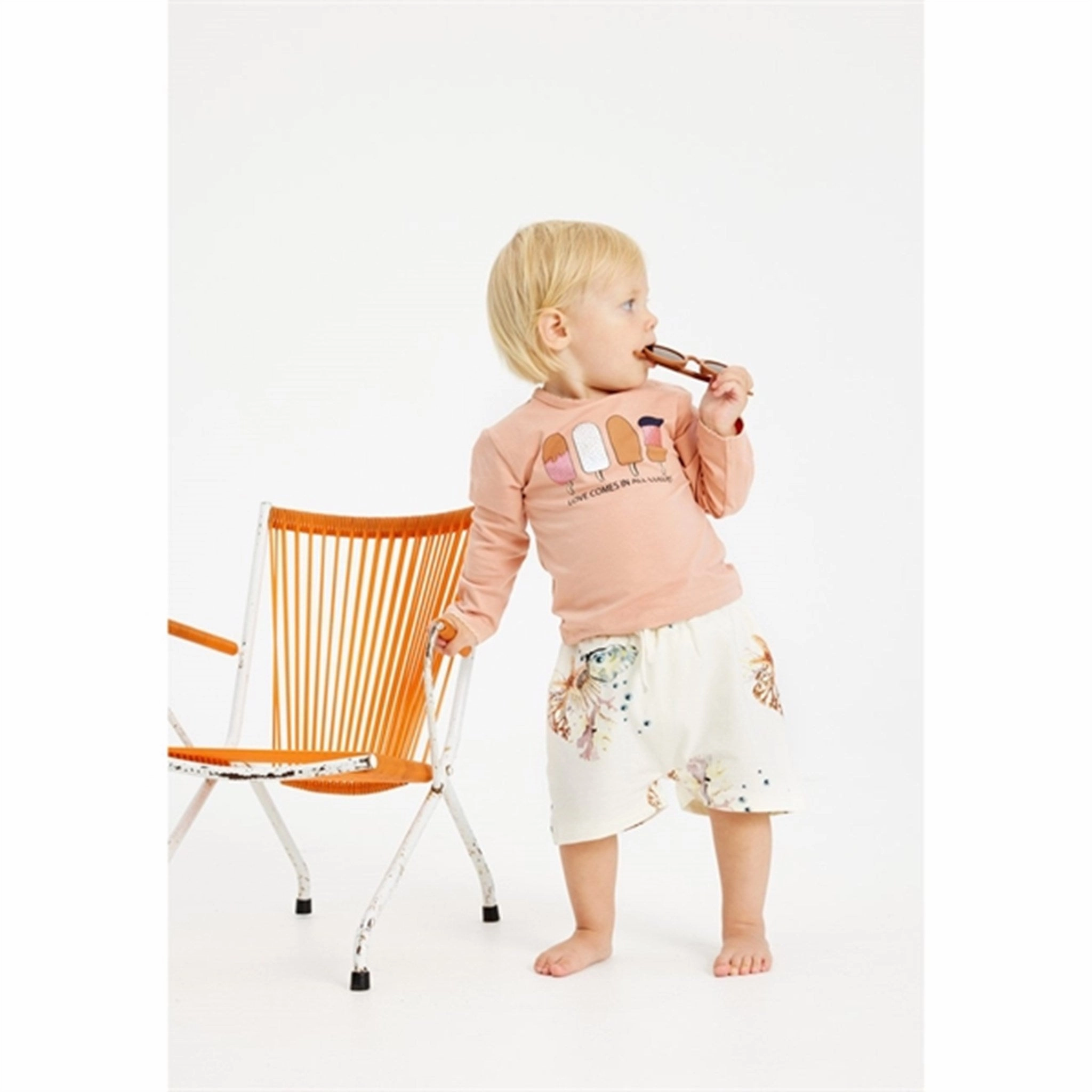 Easy Care Material THE NEW Siblings White Swan Coral AOP Gaige Shorts