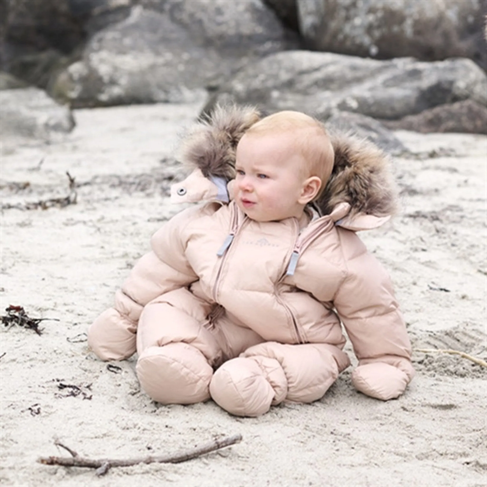 Ver de Terre Featherlight Baby Flyverdragt m. Pels Mahogany Rose Music-Concert